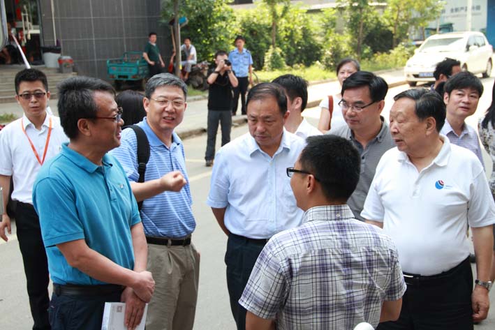 國家科學(xué)技術(shù)獎勵工作辦公室專家組專家 及武漢大學(xué)對地觀測與導(dǎo)航技術(shù)創(chuàng)新團(tuán)隊(duì)成員 與卓越科技董事長曹民先生正進(jìn)行親切地交流